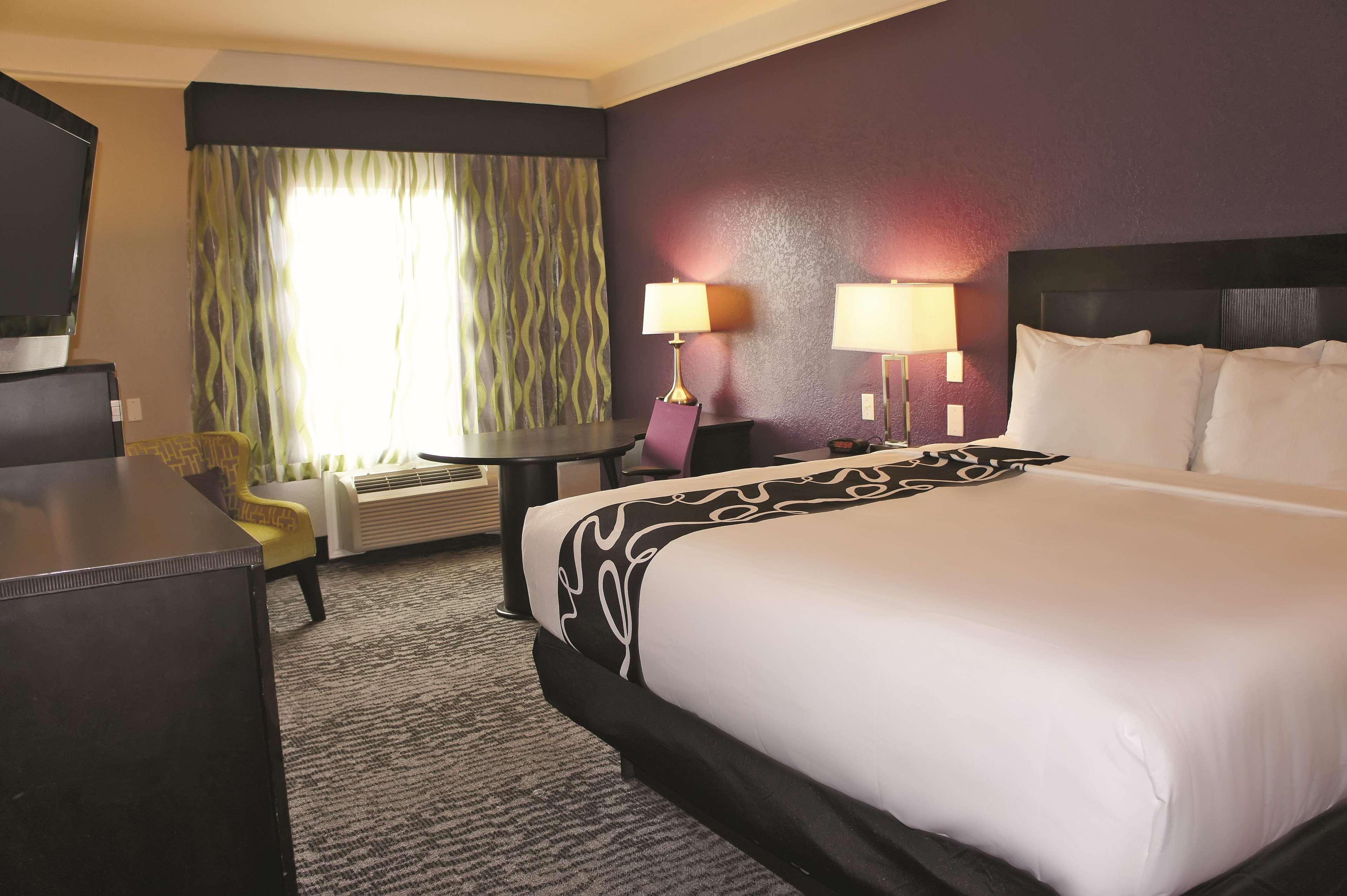 La Quinta By Wyndham Pearland Hotel Exterior photo
