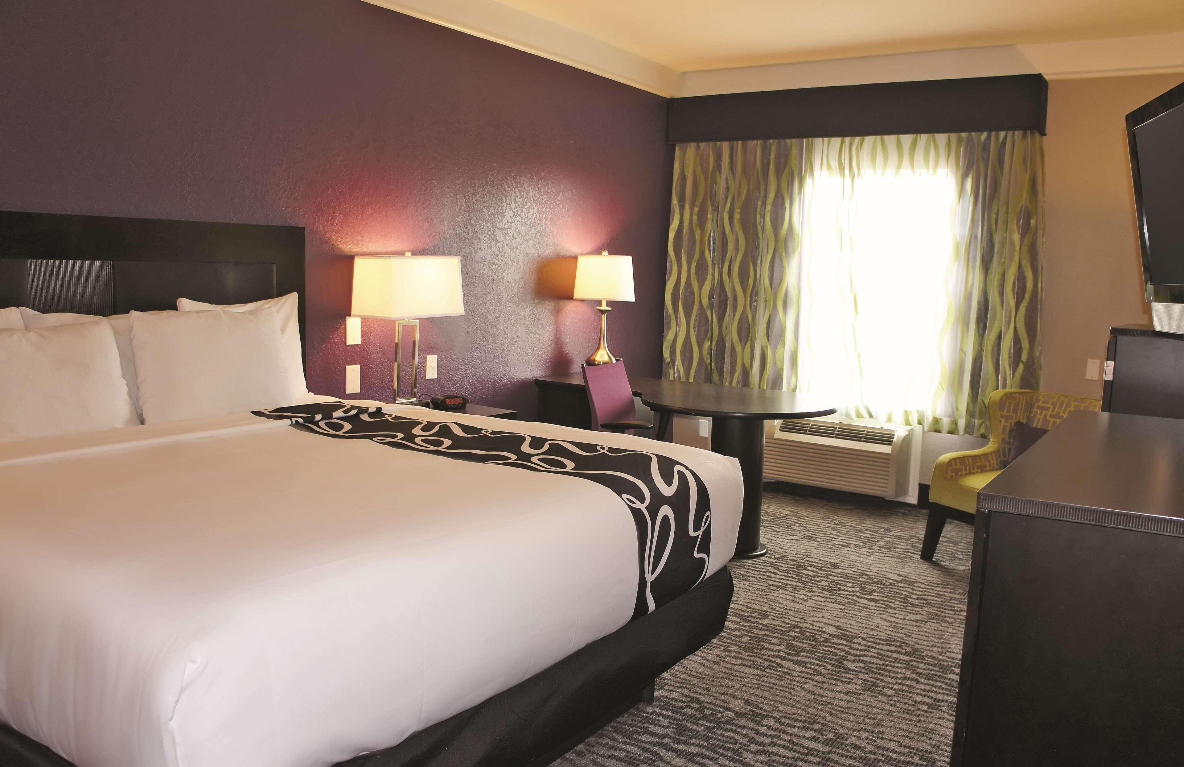 La Quinta By Wyndham Pearland Hotel Exterior photo
