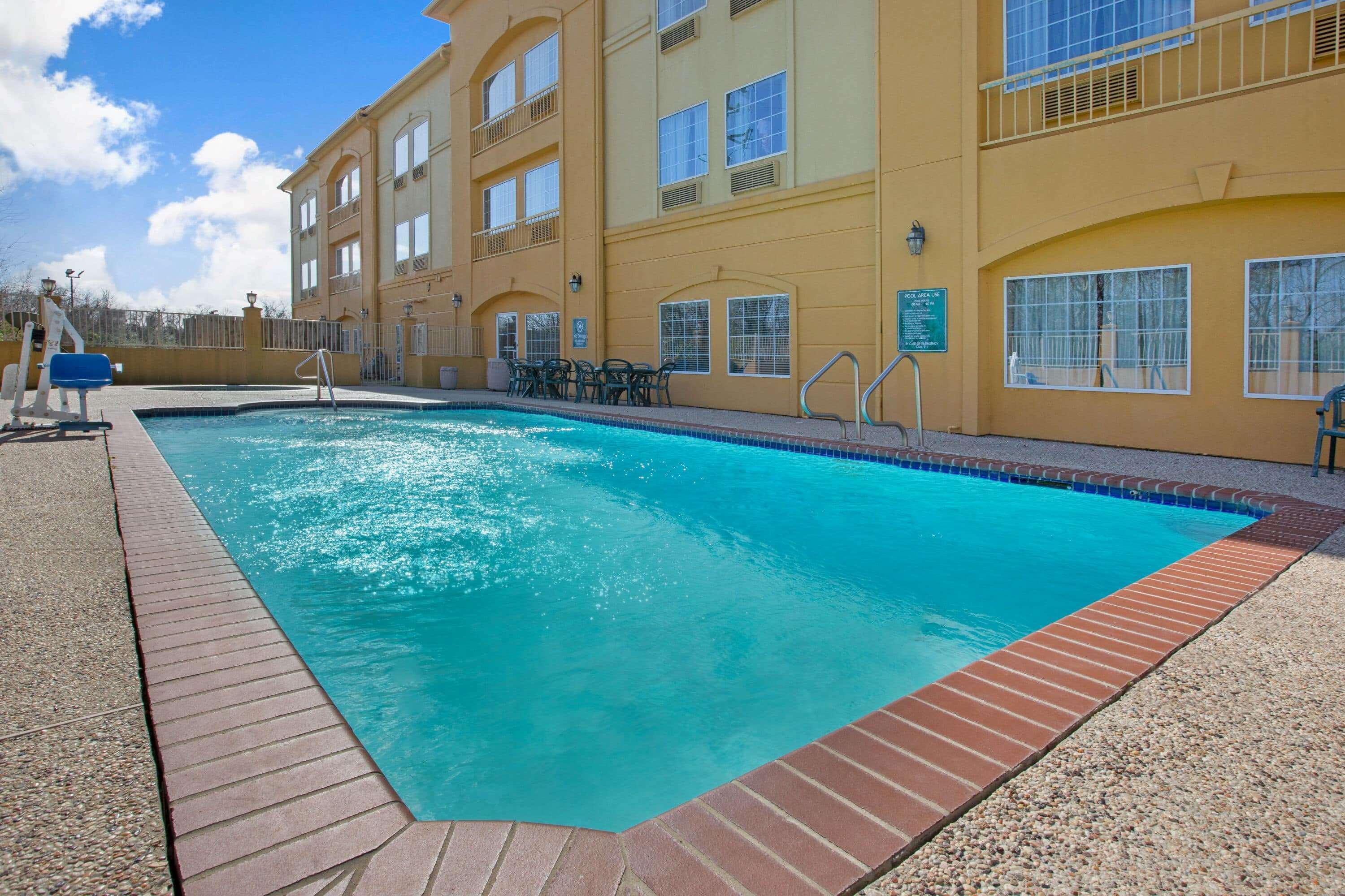 La Quinta By Wyndham Pearland Hotel Exterior photo