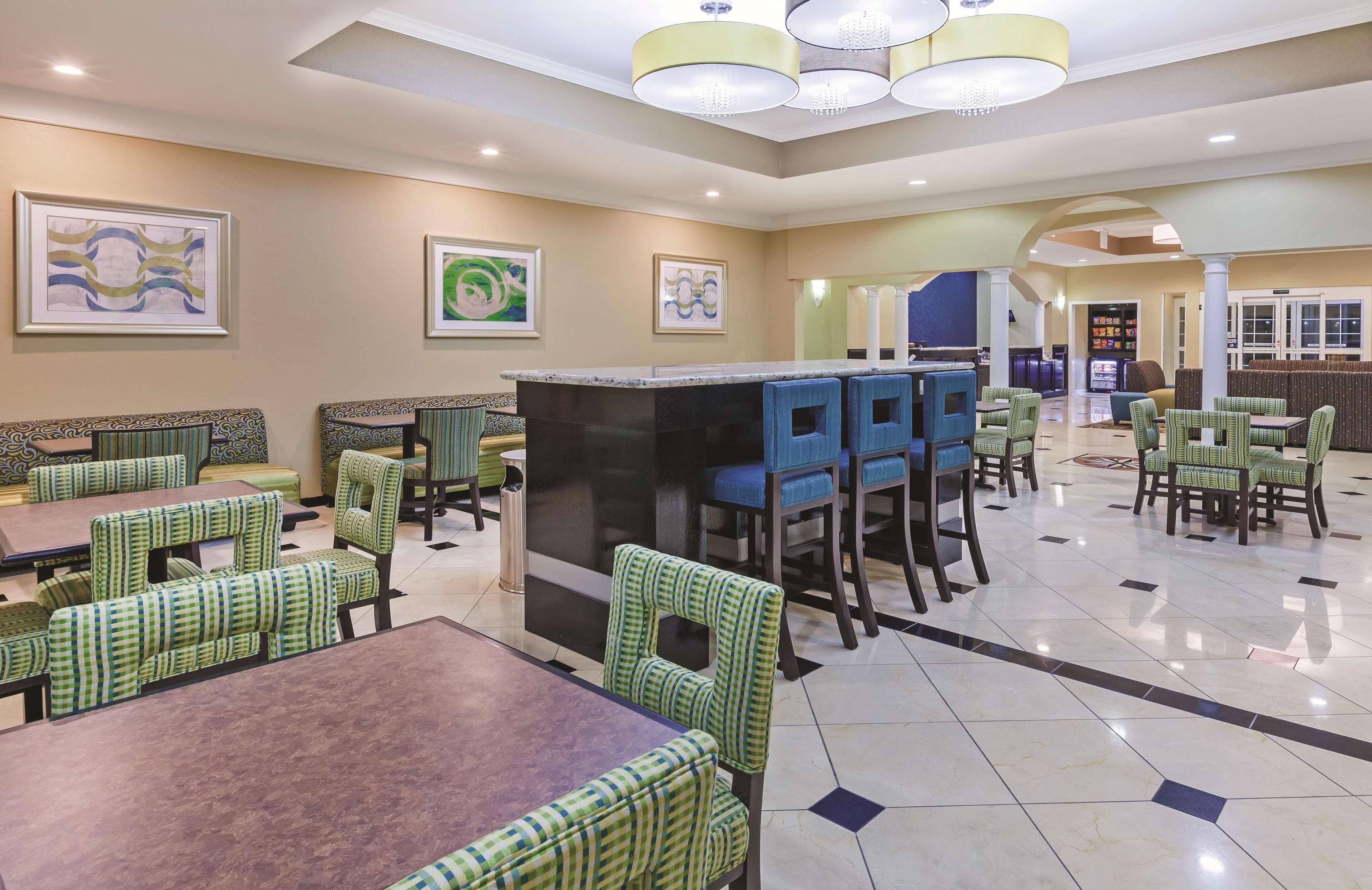 La Quinta By Wyndham Pearland Hotel Exterior photo