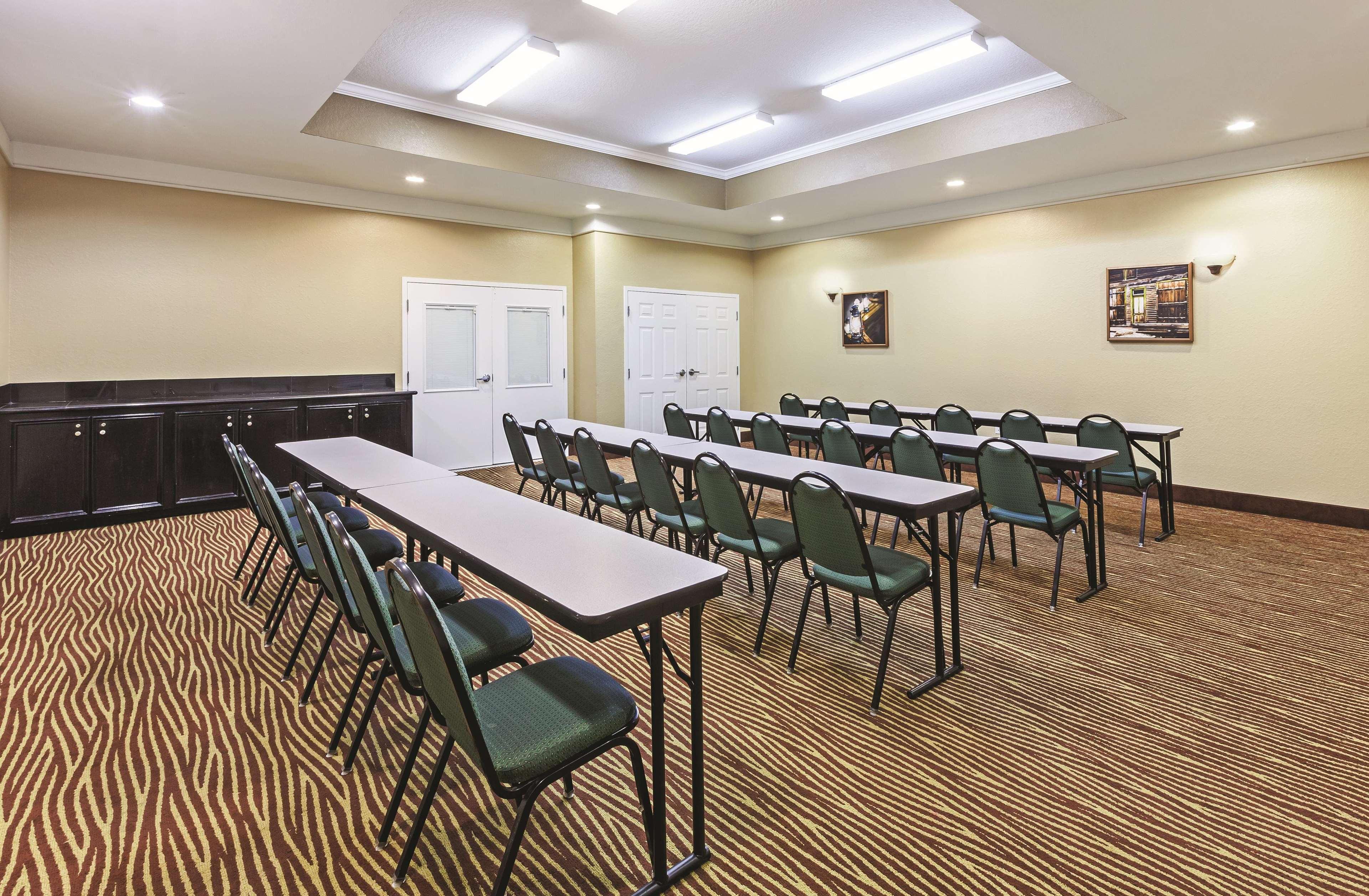 La Quinta By Wyndham Pearland Hotel Exterior photo