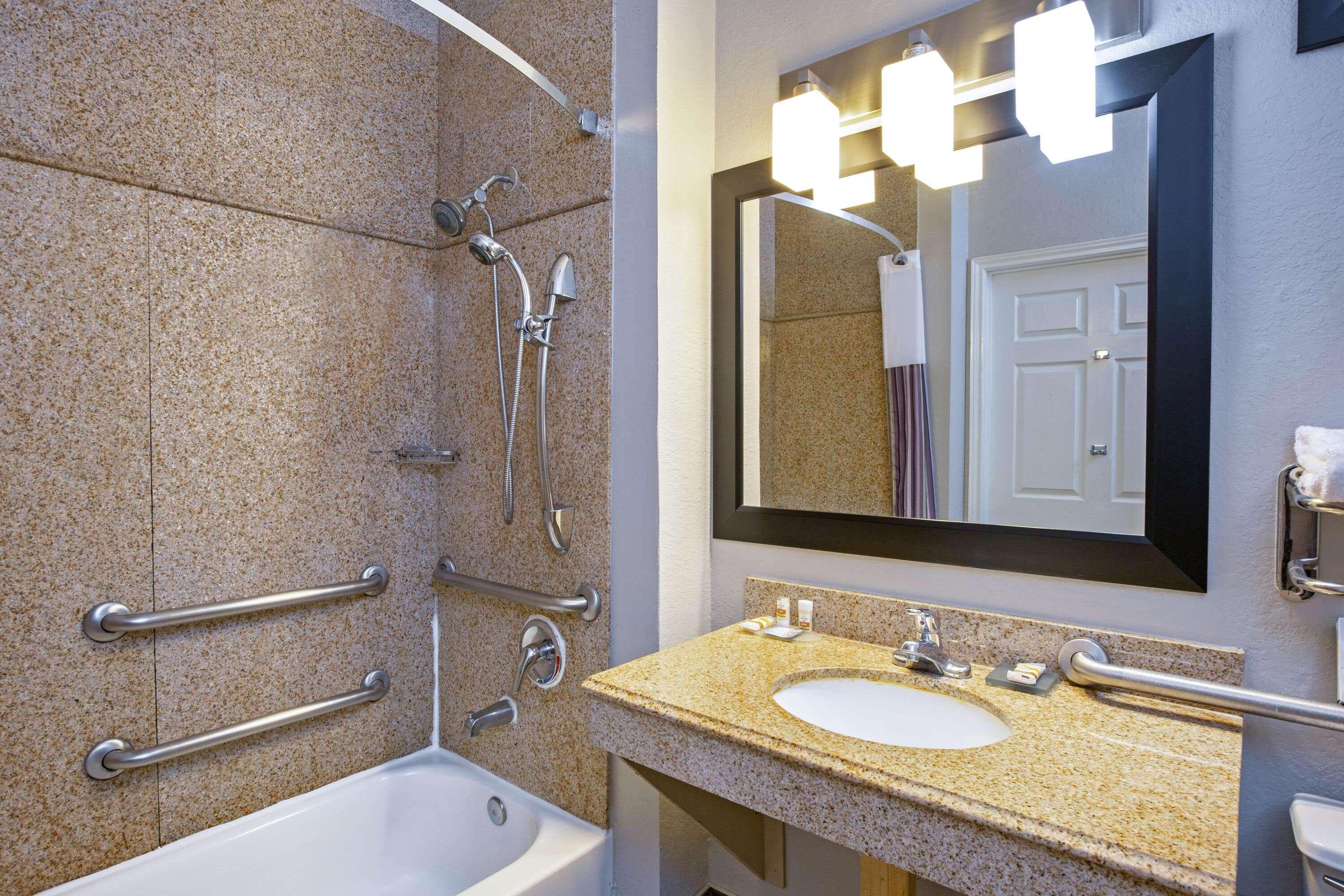 La Quinta By Wyndham Pearland Hotel Exterior photo