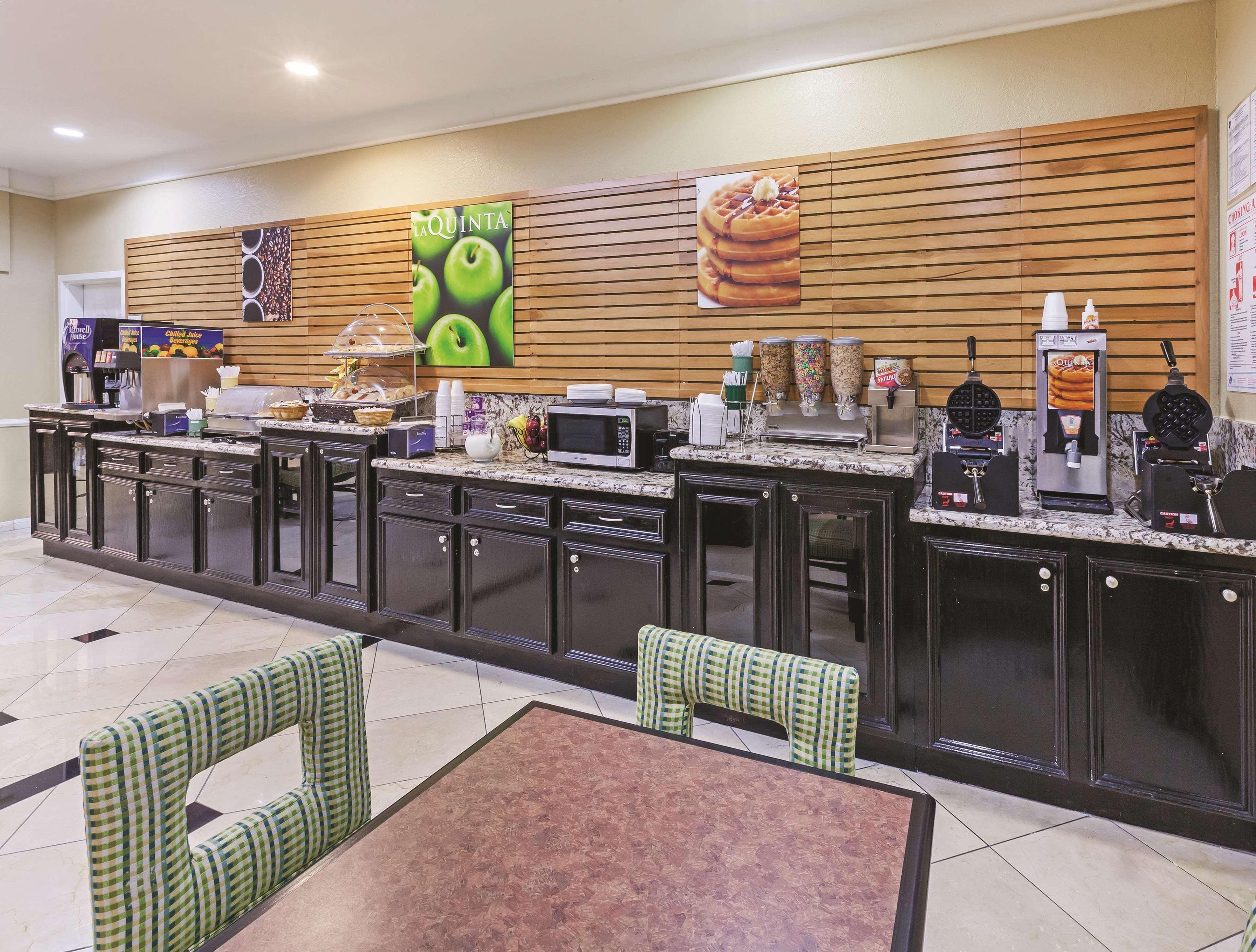 La Quinta By Wyndham Pearland Hotel Exterior photo