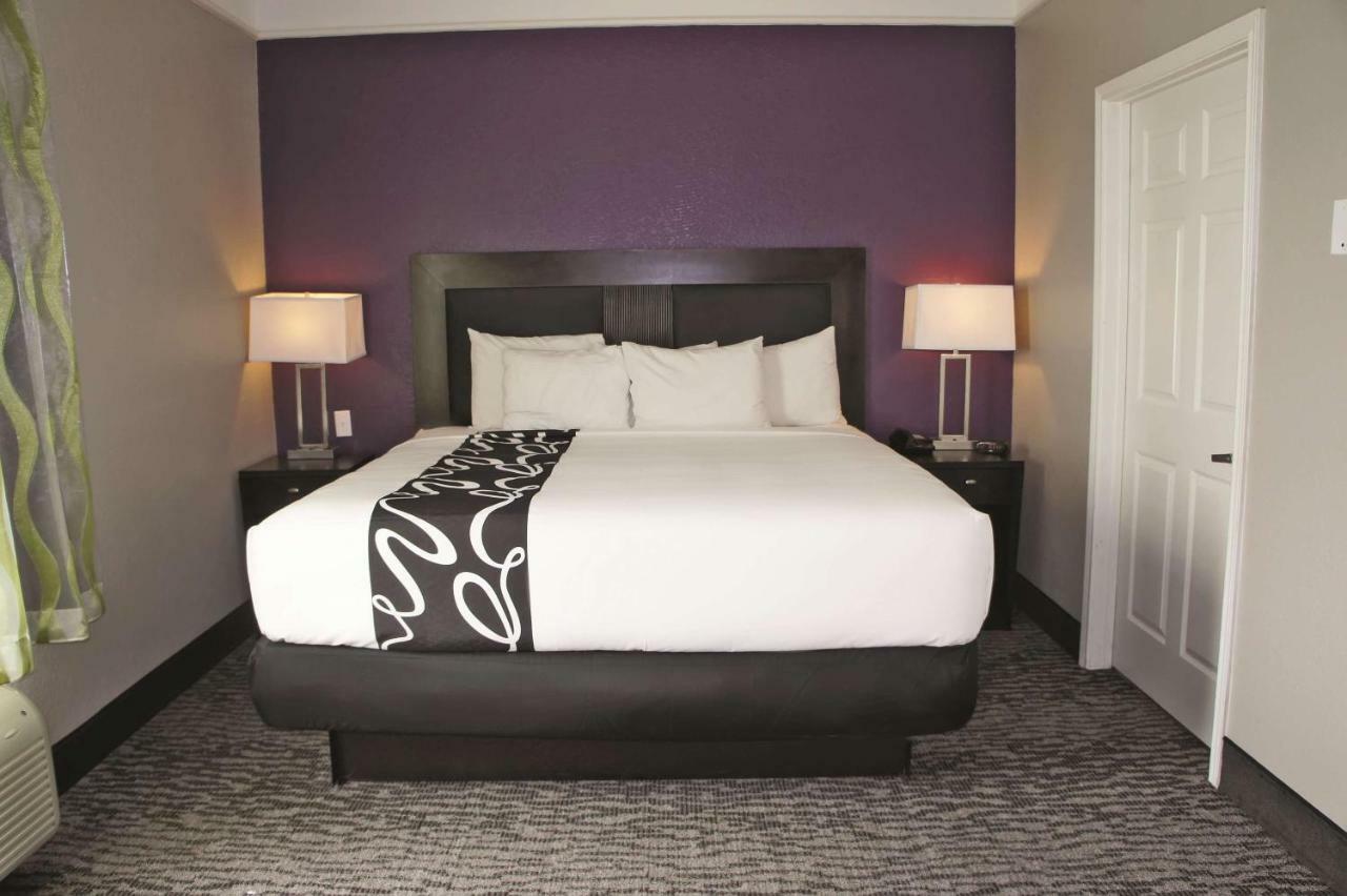 La Quinta By Wyndham Pearland Hotel Exterior photo
